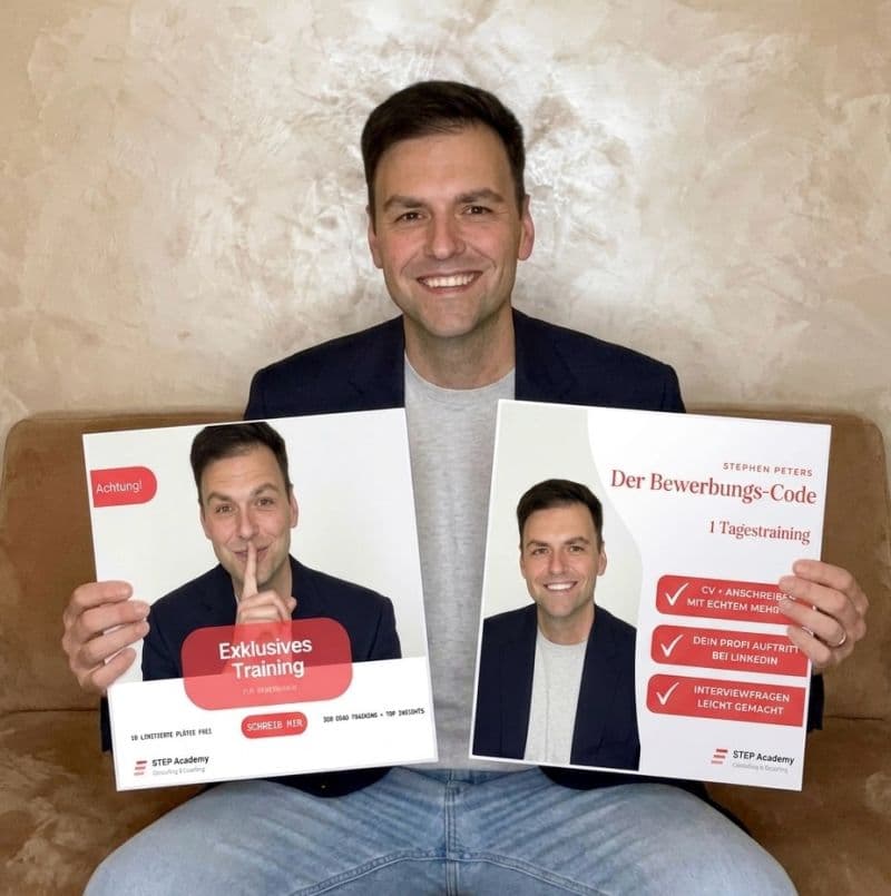 Stephen Peters hält zwei Flyer für den Bewerbungs-Code